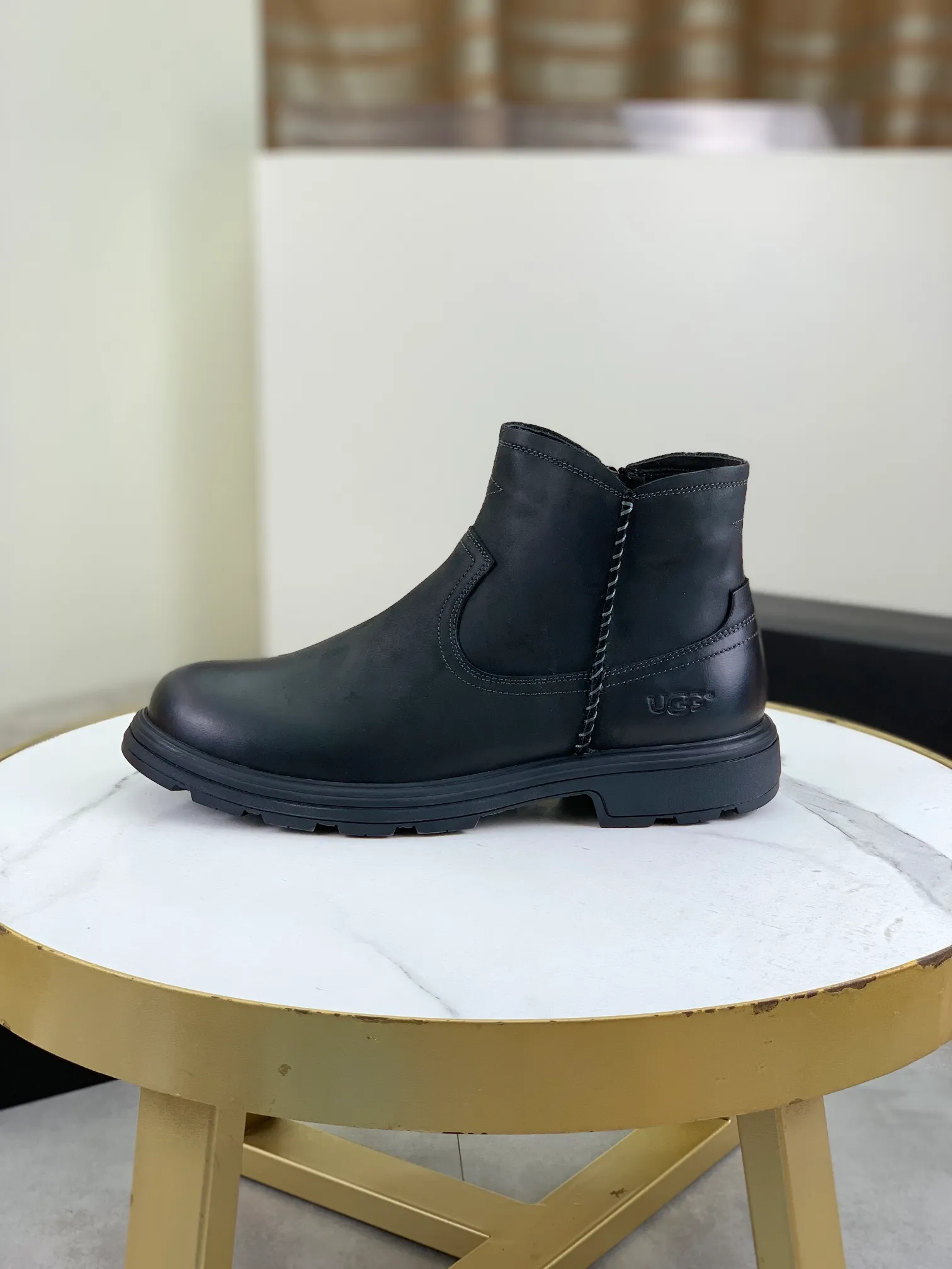 Factory price P640 💶[UGG] (full wool lining) Top-end high-quality fur integrated warm snow boots from Australia's warm luxury men's shoes brand, UGG-5877 official website synchronized, made of imported cowhide, carefully sewn...Imported rubber outsole (comfortable, soft, wear-resistant) The quality is really great...Exquisite workmanship, you can't put it down at first sight, code number: 39-44 Color: 3️⃣colors available
